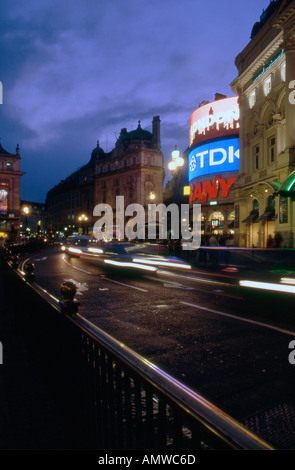 Piccadilly Circus di notte, Londra, 1840 - 1888. Foto Stock