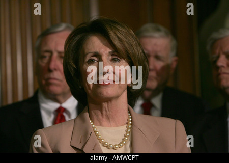 Presidente della Camera Nancy Pelosi sorride dopo il passaggio del voto su di noi truppa Readiness Foto Stock