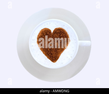 Cioccolata calda con bevanda al cioccolato a forma di cuore in polvere sulla parte superiore di esso Foto Stock