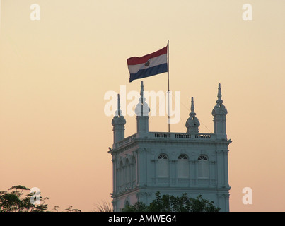 Bandiera del Paraguay al tetto del palazzo president's al sole Asunción, Paraguay Foto Stock