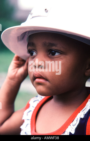 Rame nello Zambia minatore della piccola figlia è winsome in un hardhat Foto Stock