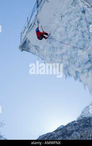 Ice Climber in Gorzderette arrampicata su ghiaccio la concorrenza sulla torre di ghiaccio a Champagny le Haut della Vanoise, Francia Foto Stock