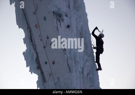 Silhouette di ice climber in Gorzderette arrampicata su ghiaccio la concorrenza sulla torre di ghiaccio a Champagny le Haut della Vanoise, Francia Foto Stock