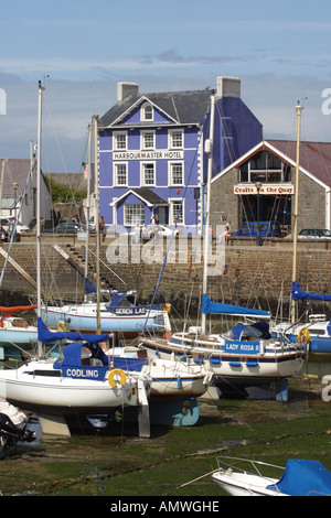 Aberaeron harbour Ceredigion West Wales che mostra la Harbourmaster Hotel Foto Stock