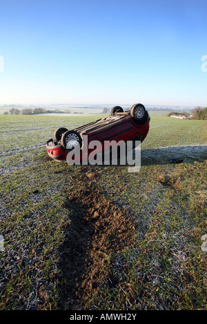 Un non fatale incidente stradale causato attraverso strade ghiacciate Foto Stock