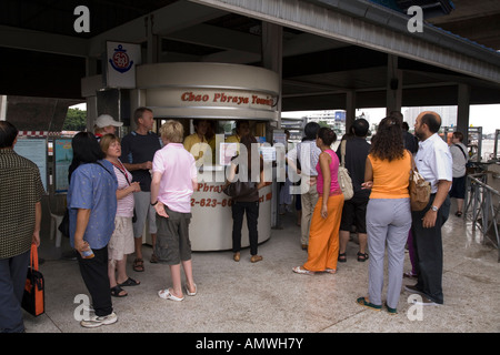 I passeggeri aspettano di acquistare i biglietti per il Chao Phraya River Express Boat Saphan Taksin Station / Central Pier, Bangkok, Thailandia. Il molo centrale è conosciuto anche come Molo di Sathorn. E' il punto di partenza per il Chao Phraya Express River Boat Service e per altre imbarcazioni passeggeri pubbliche. Bangkok Thailandia. Foto Stock