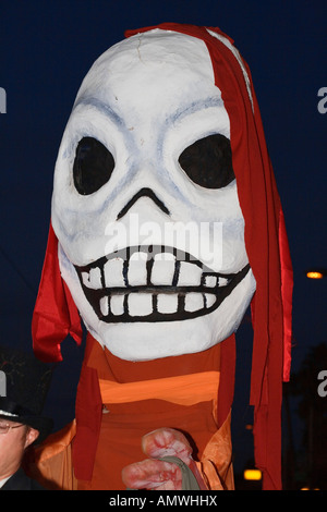 Costume di elaborare tutte le anime processione il giorno dei morti il Dia de los Muertos Tucson in Arizona 2007 Foto Stock