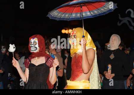 Costumi elaborate tutte le anime processione il giorno dei morti il Dia de los Muertos Tucson in Arizona 2007 Foto Stock
