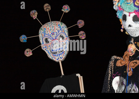 Costumi elaborate tutte le anime processione il giorno dei morti il Dia de los Muertos Tucson in Arizona 2007 Foto Stock