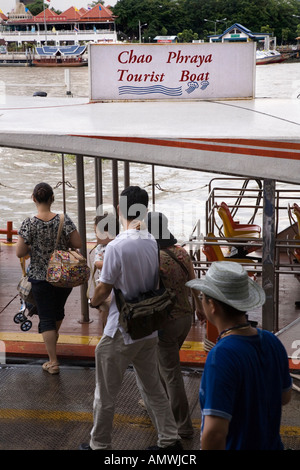 I passeggeri saliscono a bordo del battello Chao Phraya River Express alla stazione di Saphan Taksin, Bangkok, Thailandia. Il molo centrale e' il molo sotto la stazione dello Skytrain ed e' anche conosciuto come Molo di Sathorn. E' il punto di partenza per il servizio di battello fluviale Chao Phraya Express e per altre imbarcazioni passeggeri pubbliche. Bangkok. Thailandia. Foto Stock