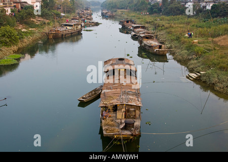 Barche sul Canal vicino del Kaiping nella provincia di Guangdong in Cina Foto Stock