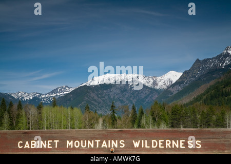 Coperta di neve la gamma della montagna con il segno che identifica il cabinet montagne Wilderness Area Foto Stock