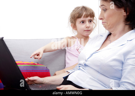 Donna e bambino cercando su un notebook Foto Stock