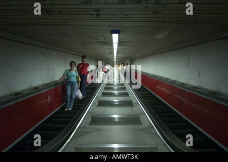 Scala mobile in una stazione di metropolitana, Italia, Roma Foto Stock