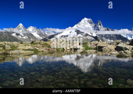 Mirroring su lago di montagna, Aiguilles du Chardonnet 3824 m, Aiguilles Verte 4121 m, Aiguilles du Dru 3754 m, Les Drus, Francia, Foto Stock