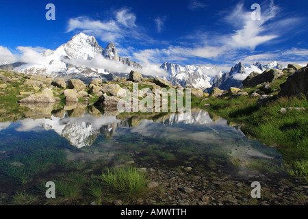 Mirroring su lago di montagna, Aiguilles Verte, 4121 m, Aiguilles du Dru, 3754 m, Les Drus, Aiguilles de Chamonix, Francia, Chamoni Foto Stock