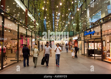 Germania Monaco di Baviera Funf Hofe un esclusivo centro commerciale costruito intorno a 5 cortili è un perfetto esempio di architettura minimalista Foto Stock