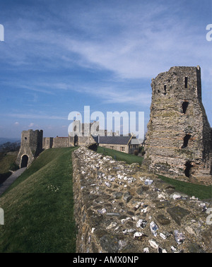 La Pharos Faro Romano si erge con nelle pareti del castello di Dover nel Kent Foto Stock