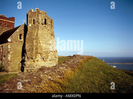 La Pharos faro romano accanto a St Marys chiesa il castello di Dover nel Kent Foto Stock