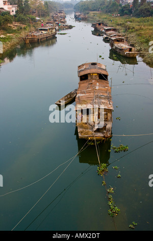 Barche sul Canal vicino del Kaiping nella provincia di Guangdong in Cina Foto Stock