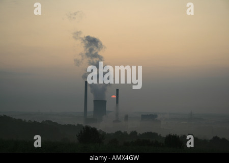 La stazione di alimentazione a sunrise, Germania, Saarland, Ensdorf Foto Stock