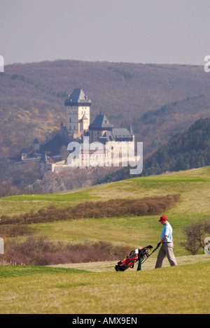 Karlstein Golf Resort, Golf Resort Karlstejn con il castello di Karlstein in background, Karlstein, Repubblica Ceca, Europa Foto Stock