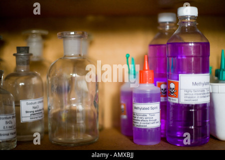 Memorizzazione vetro vasi contenenti le sostanze chimiche in un laboratorio scolastico Foto Stock