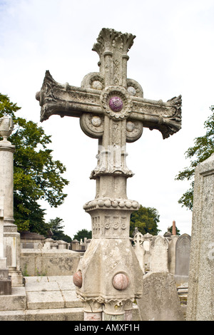 Cross lapide sulla tomba nel cimitero Foto Stock