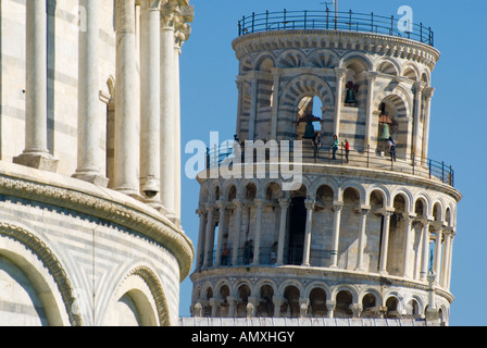 Basso angolo vista del campanile Torre Pendente di Pisa in Piazza dei Miracoli a Pisa Toscana Italia Foto Stock