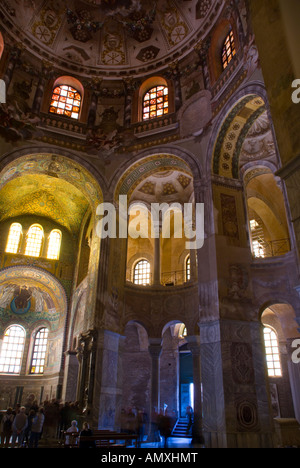 Gli interni della basilica, Basilica di San Vitale, Ravenna, Emilia Romagna, Italia Foto Stock