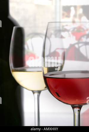 Close-up di due bicchieri di vino rosso e bianco Foto Stock