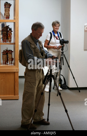 Fotografi utilizzare cavalletti per scattare foto nel museo di Northern Arizona a Flagstaff. Foto Stock