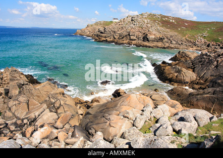 Onde che si infrangono contro le rocce, Pointe du Millier, Finisterre, Bretagna Francia Foto Stock