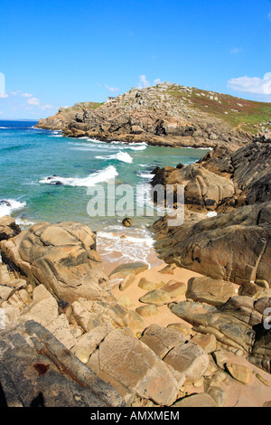 Onde che si infrangono contro le rocce, Pointe du Millier, Finisterre, Bretagna Francia Foto Stock