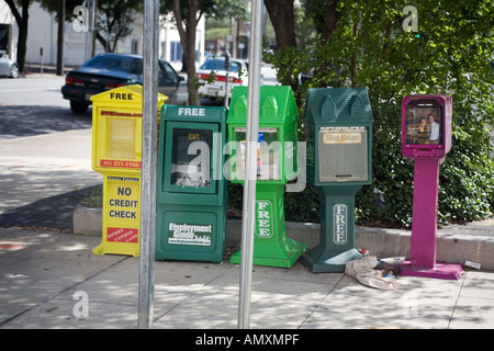 Erogatori di giornale sul ciglio della strada, Houston, Stati Uniti d'America. Foto Stock