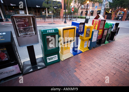 Riviste e quotidiani distributori sul ciglio della strada, Dallas, Texas. Foto Stock