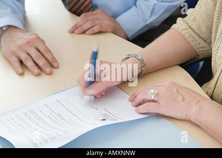 Imprenditrici firma contratto Foto Stock