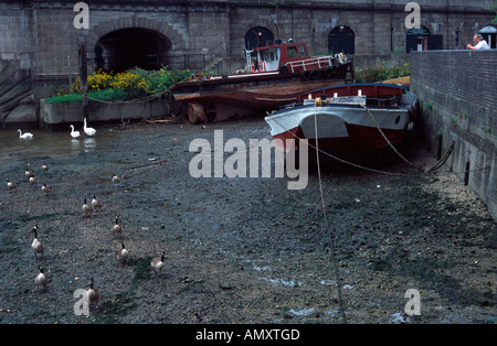 Kew Bridge a bassa marea dal filamento sul Green, Londra, Regno Unito Foto Stock