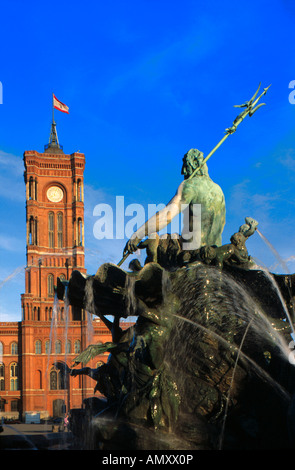 Fontana di fronte al Municipio, Fontana di Nettuno, Berlin Town Hall, Berlino, Germania Foto Stock