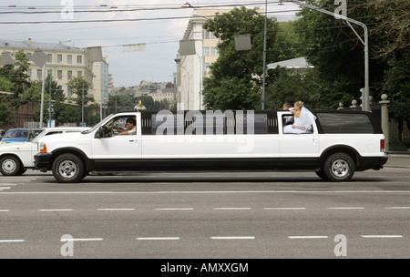 Gli sposi in una limousine allungata a Mosca, Russia Foto Stock