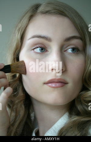 Giovane donna faccia la polverizzazione Foto Stock