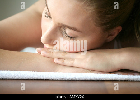 Close-up di giovane donna che dorme Foto Stock