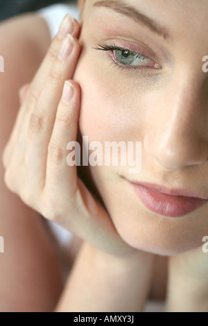 Close-up di giovane donna con la sua mano sulla mento Foto Stock