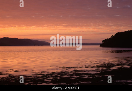 Una spettacolare settembre tramonto sul Loch pecora sulla costa nord ovest della Scozia Foto Stock