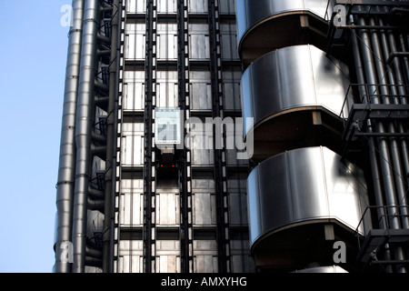 Edificio industriale contro il cielo blu, Edificio Lloyds di Londra, Inghilterra Foto Stock