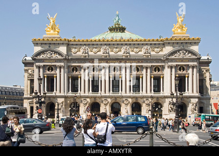 I turisti nella parte anteriore del teatro dell'opera Palais Garnier Parigi Francia Foto Stock