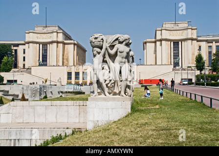 Sculture nel parco di fronte agli edifici Palais de Chaillot Museo Parigi Francia Foto Stock
