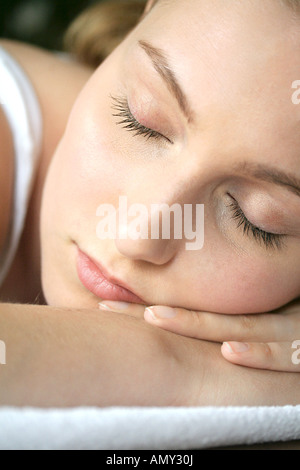 Close-up di giovane donna che dorme Foto Stock