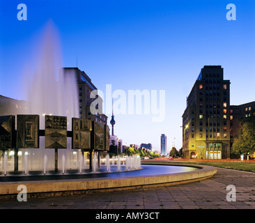 Fontana accesa fino al crepuscolo, Strausberger Platz, Berlin, Germania Foto Stock