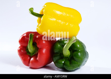Close-up di tre peperoni contro uno sfondo bianco Foto Stock